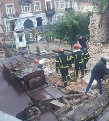 Под завалами дома во Львове остаются люди: жильцы пришли на помощь спасателям