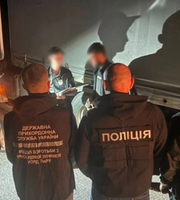 Під причепом з арматурою: на кордоні викрили ухилянта, який ховався у тайнику (ВІДЕО)