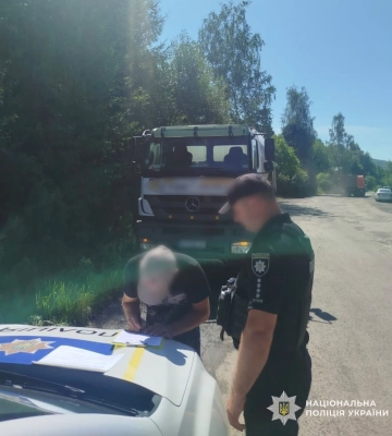 На Закарпатті поліція притягнула до відповідальності ще одного порушника за забруднення території поблизу озера Синевир