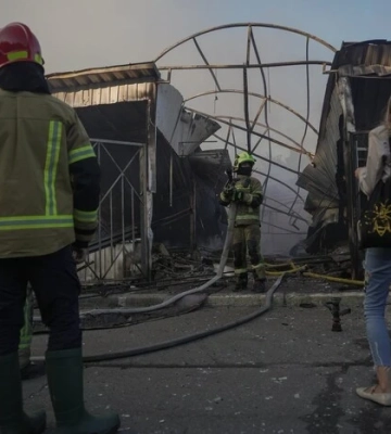 Вирва від ракети та випалені крамниці: що відбувається на ринку «Почайна» після атаки
