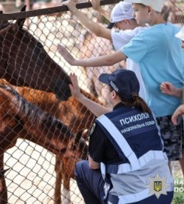 Відновлення через контакт із тваринами: у Миколаєві правоохоронці організували сеанс іпотерапії для поранених колег та їх дітей