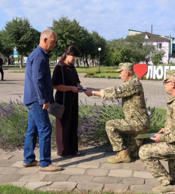 Посмертну нагороду Захисника з Любешівщини Юрія Куха вручили його рідним