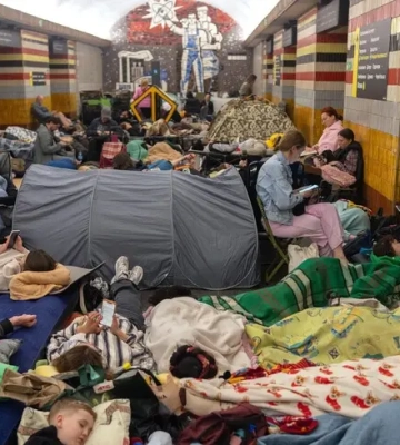 В киевском метро укрывались более 56 тысяч людей. Не обошлось без скандала из-за «закрытых дверей»