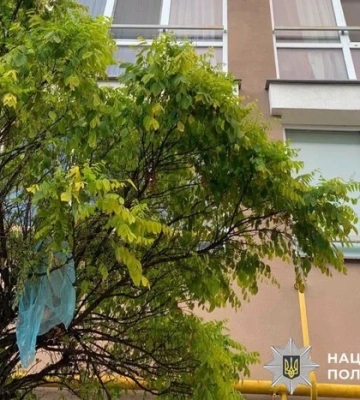 На Обухівщині підлітки скинули пакет з водою з 7 поверху багатоповерхівки, який потрапив у візок з немовлям