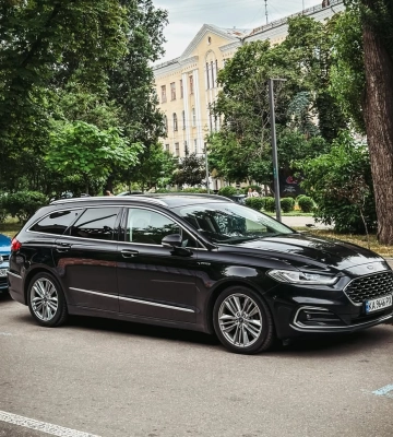 Семейный премиум: в Киеве заметили редкий роскошный универсал Ford 