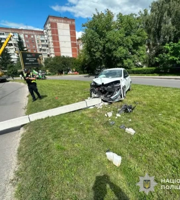 У Тернополі легковик зніс електроопору: є поранений внаслідок ДТП