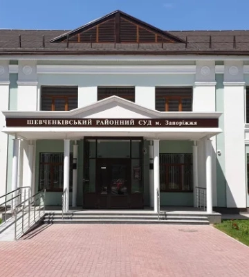 У Запоріжжі обвинувачений напав на співробітника судової охорони, бо сплутав його із суддею Шевченківського райсуду