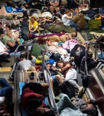 В киевском метро укрывались более 56 тысяч людей. Не обошлось без скандала из-за «закрытых дверей»