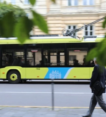 Як у Львові працює транспорт після обстрілу: сім автобусних та тролейбусних маршрутів курсують за зміненою схемою руху