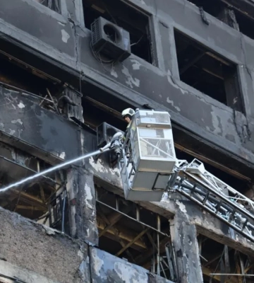 В Киеве продолжается разборка сооружений после вражеского удара. ФОТО