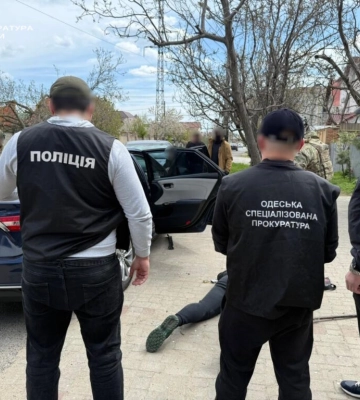 На Одещині судитимуть військового та його спільницю, які обіцяли чоловікам безперешкодний виїзд за кордон