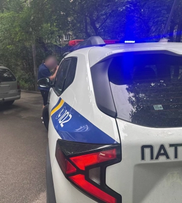 В Киеве подросток напал на родных с ножом и ранил полицейского (видео)