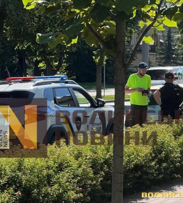 У центрі Луцька патрульні зупинили чоловіка з наркотиками