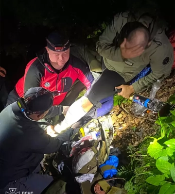 Гірські рятувальники допомогли молодику, який травмувався на Рахівщині