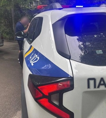 В Киеве 17-летний парень с ножом напал на патрульного