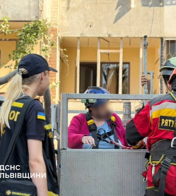 У Львові з-під завалів врятували 93-річну жінку: двох людей досі шукають