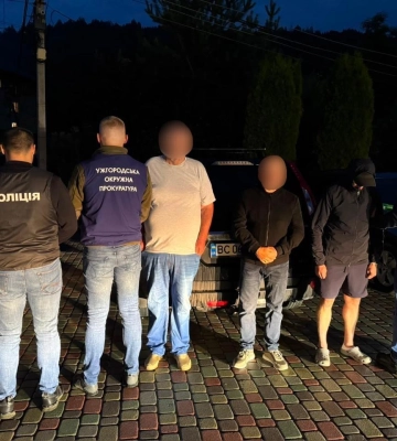 На Закарпатті викрили трьох чоловіків, які переправляли утікачів через ліси, поля та річку на кордоні