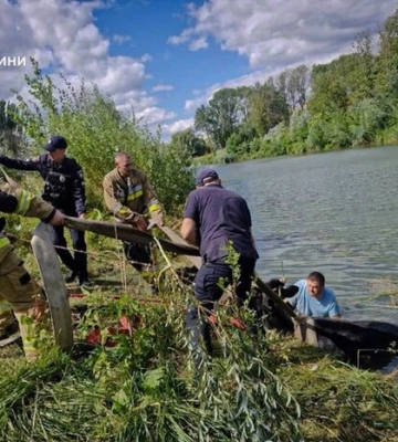 Фото: на реке Рось успешно прошла операция по спасению коровы