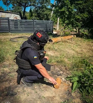 На Хустщині чоловік знайшов стару вибухівку на власному подвір’ї