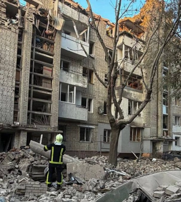 Во Львове под завалами пятиэтажки, разрушенной российским ударом, нашли тело мужчины