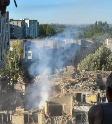 «Просыпаюсь вся в стекле. Но я жива». Репортаж из-под разрушенных российским ударом домов во Львове — BBC News Украина