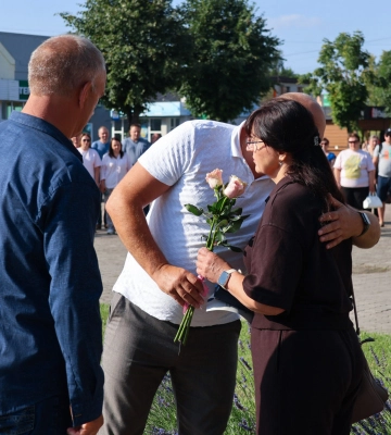 Посмертно нагородили Комбатантським хрестом: на Волині родині Героя Юрія Куха вручили відзнаку