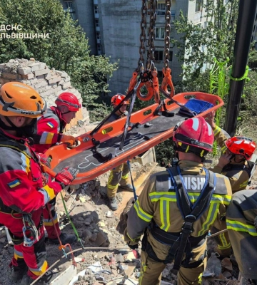 Під завалами п’ятиповерхівки у Львові знайшли тіло чоловіка
