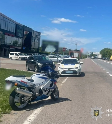 Біля Львова сталася ДТП за участю мотоцикла та Mercedes Sprinter: водія госпіталізували, - ФОТО