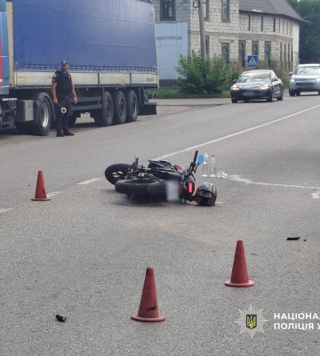 На Одещині під час ДТП легковик «підставився» під мотоцикл, водій якого потрапив до лікарні