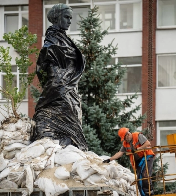 У Києві розпочато демонтаж захисту з пам’ятника Лесі Українці 