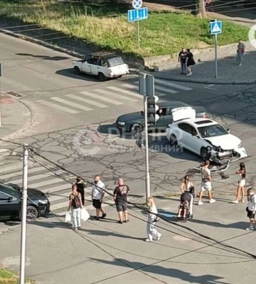 У Дніпрі на проспекті Поля зіткнулися Toyota та Lexus: відео моменту ДТП