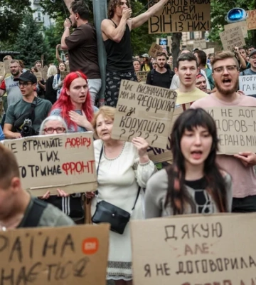 В Киеве проходит шествие в поддержку Федорова, во время акции раздавались взрывы из-за российских дронов — видео