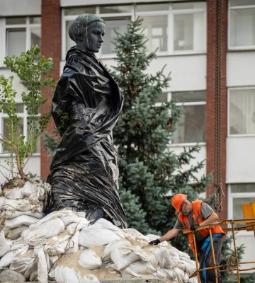 В столице демонтируют защитные конструкции возле памятника Лесе Украинке – в КГГА объяснили, почему