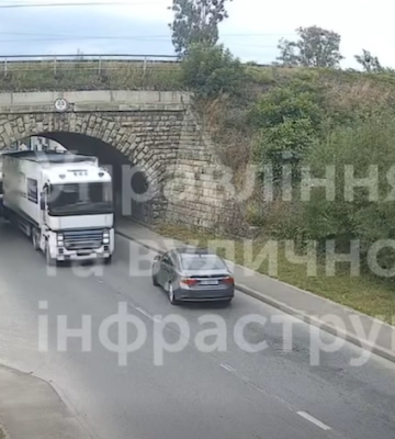 Міст у Львові, який потребує правильного ознакування, а не прохань до водіїв (відео)