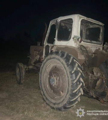 На Львівщині після зіткнення з нерухомим трактором загинув неповнолітній скутерист, його пасажир у лікарні