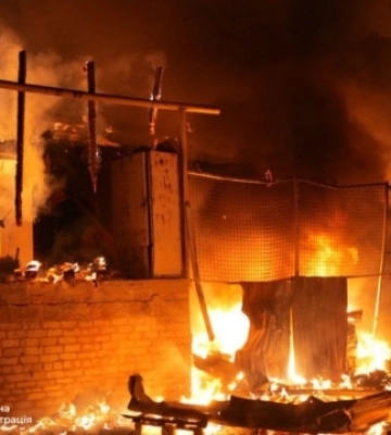 Запоріжжя зазнало чергового ворожого удару, у місці влучання пожежа
