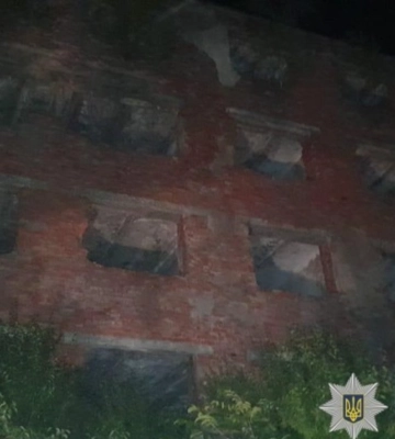 Пʼяна 14-річна дівчина випала з вікна четвертого поверху на Закарпатті