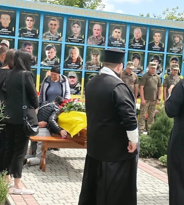 На Волині провели в останню путь 44-річного захисника Олександра Нікітіна, який загинув на Чернігівщині
