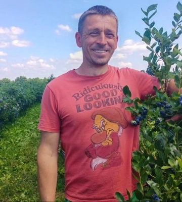 У дитинстві не любив, а тепер живе полем: ветеран розвиває ягідний бізнес на Волині