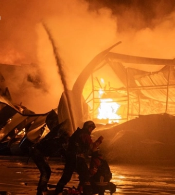 Росія влучила у житловий будинок та ТРЦ у Сумах: постраждали шестеро людей. ФОТО