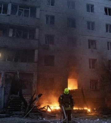 Росія атакувала в Сумах ТЦ і багатоповерхівку. Поранені шестеро людей