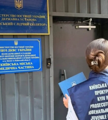На Київщині за недогляд судитимуть матір, яка допустила загибель маленького сина та сховала тіло у шафі