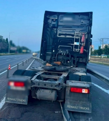 У Голосіївському районі Києва водій вантажівки в’їхав у відбійник і отримав три протоколи (ФОТО)