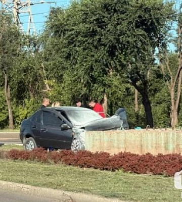 В Кривом Роге на «свадебном» перекрестке авто врезалось в бетонную конструкцию
