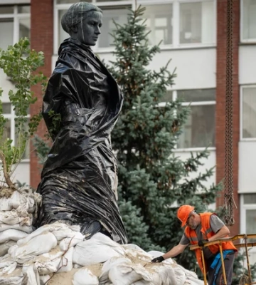 У Києві демонтують захисні конструкції біля пам’ятника Лесі Українці: в КМДА назвали причину