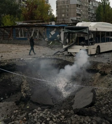 Во Львове полиция продолжает работу на местах ракетных ударов