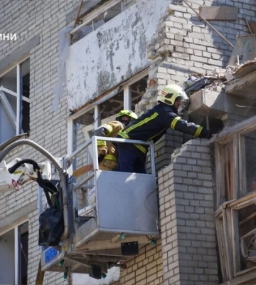 ДСНС показала, як триває розбір завалів після російського удару по Львову