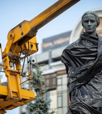 У Києві демонтують захисні конструкції навколо пам’ятника Лесі Українці