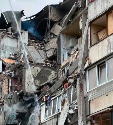 Що дійсно треба класти в тривожну валізку: поради від тих, хто пережив пряме влучання ракети в будинок