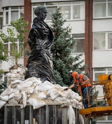 У Києві демонтують захисні конструкції з пам’ятників: чому це роблять ще під час війни